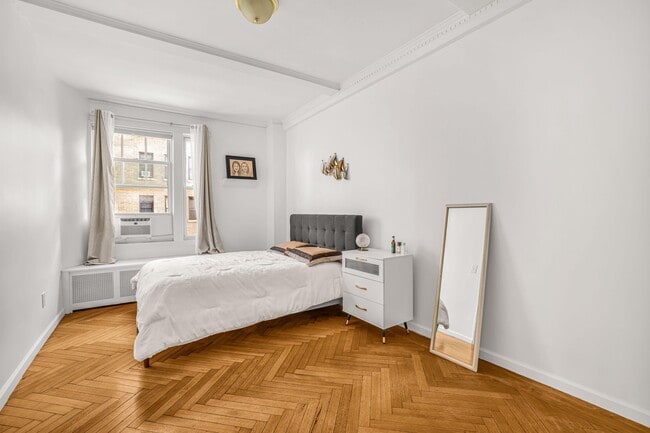 Photo - 140 W 71st St Apartment