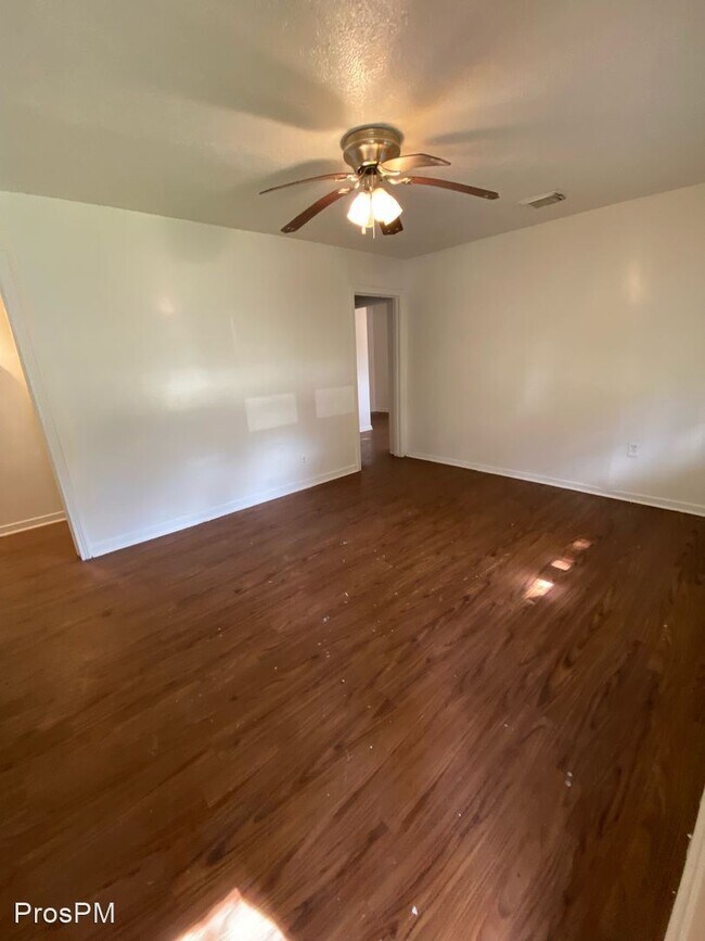 Building Photo - 2 br, 1 bath House - 1422 Teanaway Lane