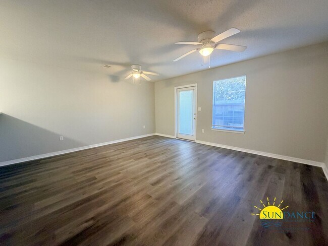 Foto del edificio - Freshly Painted 2 Bedroom Townhouse in Mary Esther!