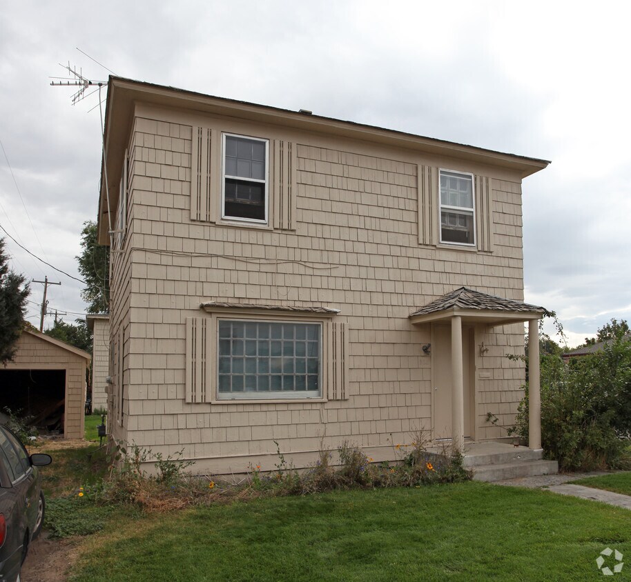 Building Photo - 128-136 Elm St N