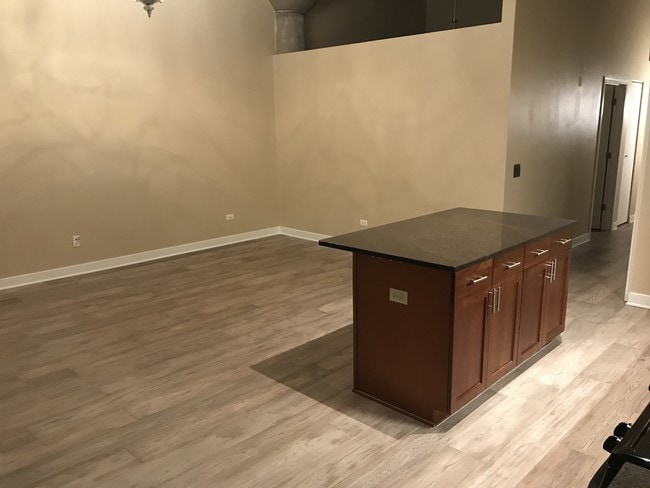 Living room - 320 E 21st St