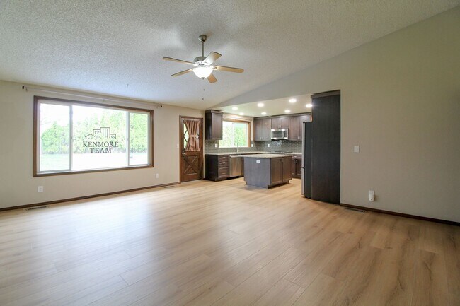 Building Photo - 3 Bed/2.5 Bath House in Pasco Near the River!