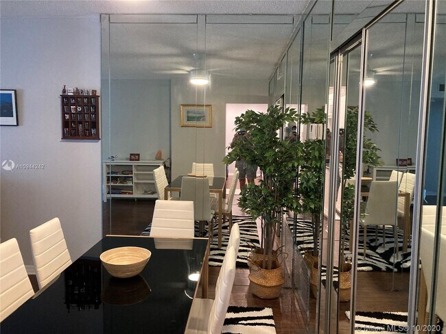 Foto del edificio - 4200 Hillcrest Dr