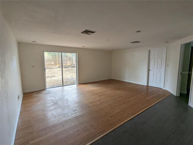 Building Photo - 2804 Applewood Dr