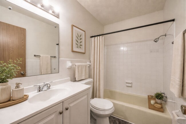 One Bedroom - Bathroom - Canary Hill Apartments