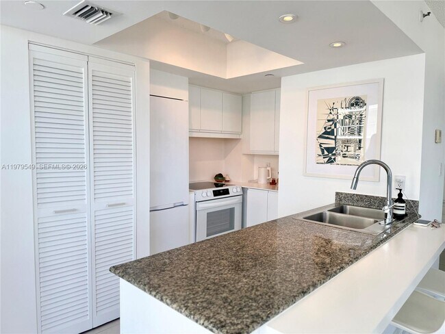 Foto del edificio - 8911 Collins Ave