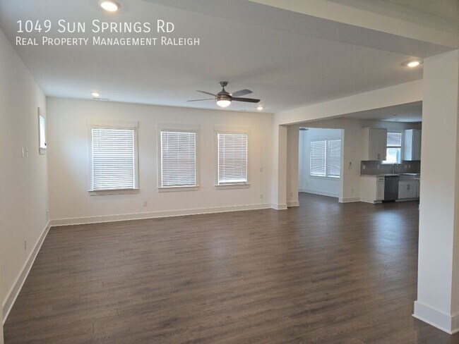 Foto del edificio - 1049 Sun Spgs Rd