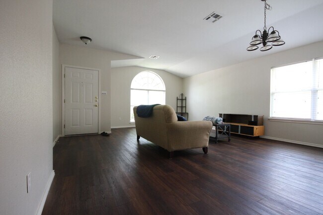 Foto del edificio - Lovely large updated 3 bed, 2 bath house w/ 2 living & 2 dining areas in Austins Colony