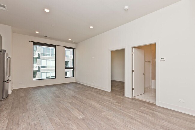 Building Photo - 860 N Larrabee St