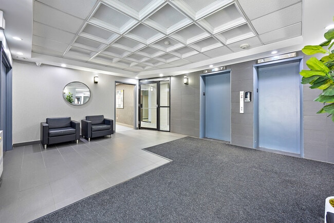 Building Photo - 396 Queens Avenue