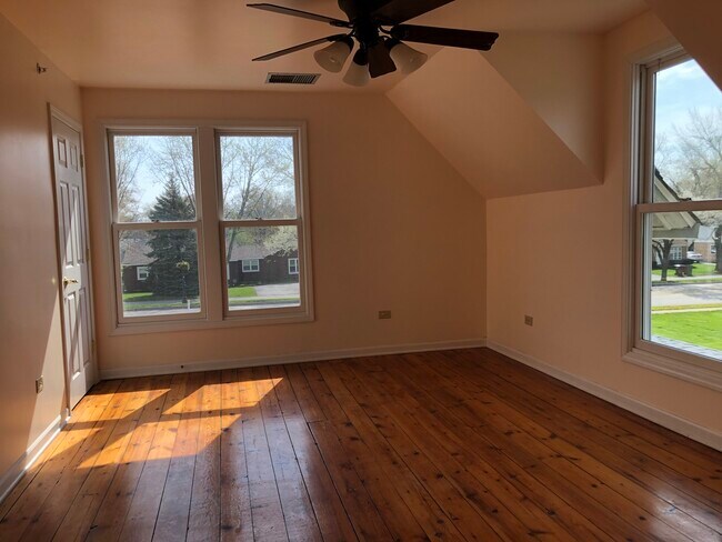 Building Photo - 16800 Oak Park Ave