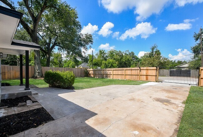 Building Photo - 9230 Lanewood Dr