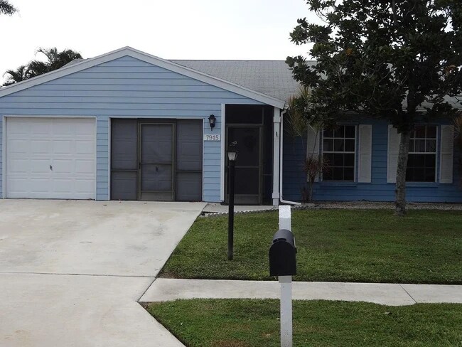 Foto del edificio - 7915 Blairwood Cir N