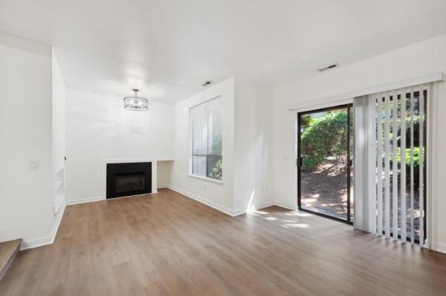 Building Photo - 3 bedroom in Bellevue WA 98004