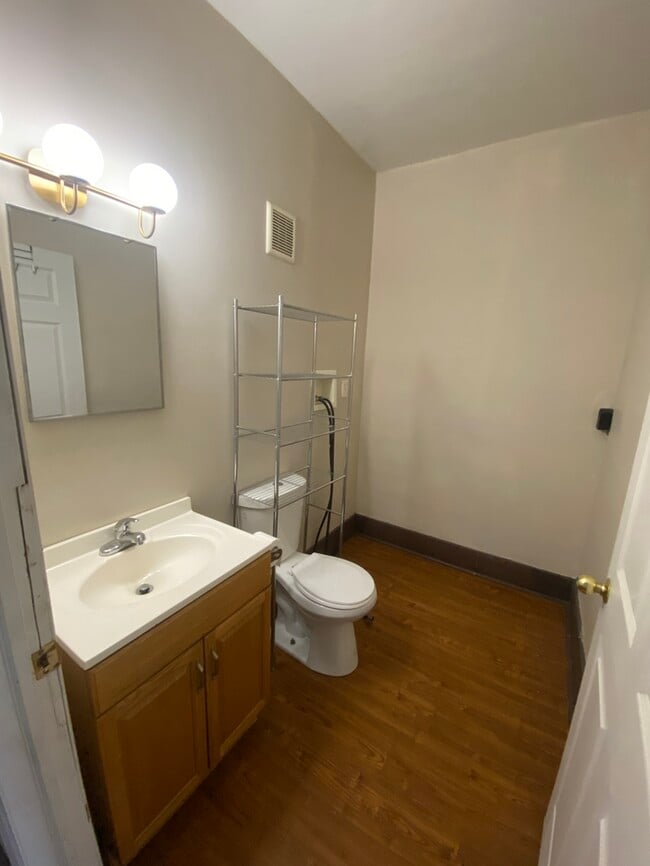 Building Photo - Large Townhouse with Off-Street Parking