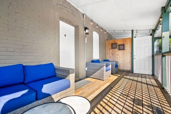 Building Photo - 215 W King St