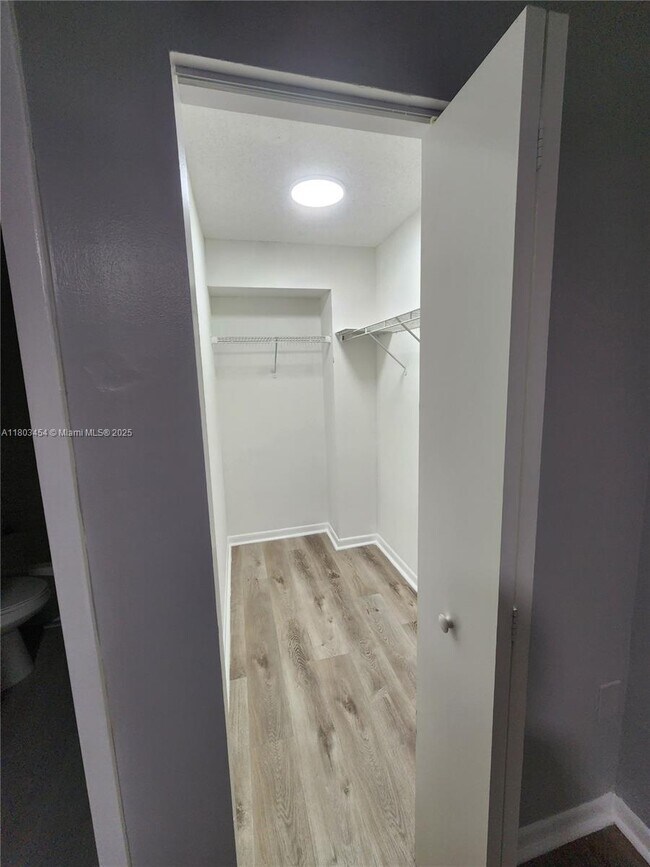 Foto del edificio - 8145 NW 7th St