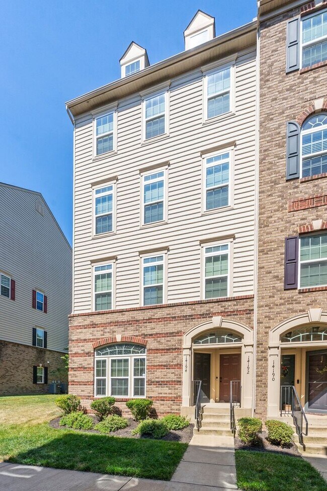 Foto del edificio - Spacious 3-Bed, 2.5-Bath End Unit in Sough...