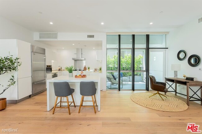 Building Photo - 2 br, 2 bath Condo - 825 N Kings Rd Apt 9