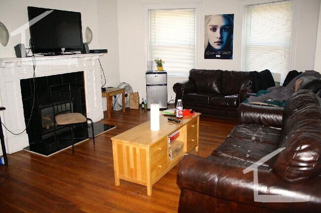 Building Photo - Nicely renovated 4 bed unit near BU and the Green Line.