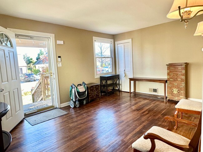 Building Photo - 4 Bed + 2 Bath - Screened in Porch! Pets W...