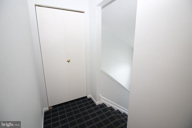 Building Photo - 216 Spring House Ln