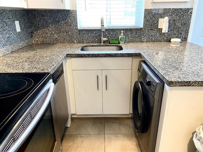 Foto del edificio - 1528 NE 32nd St