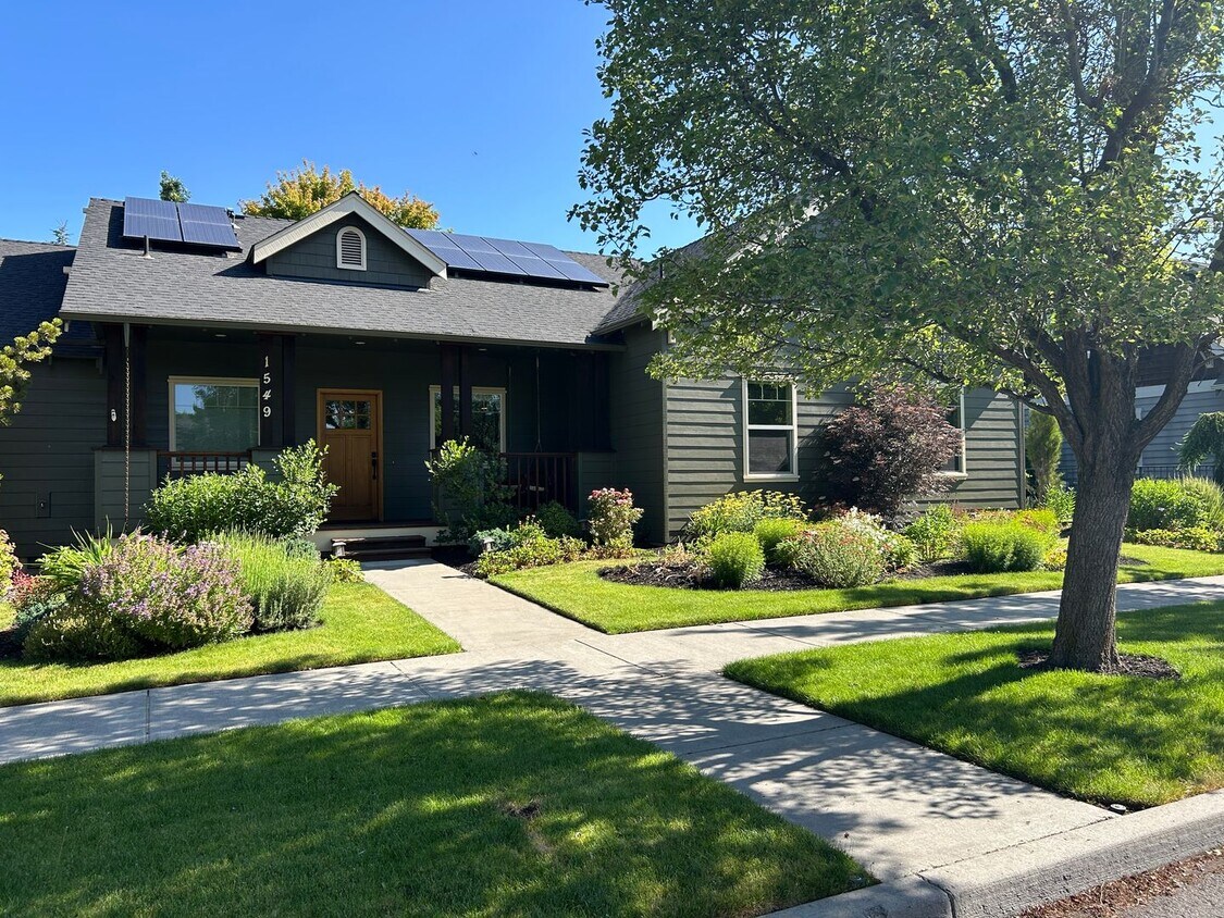 Foto principal - Well Maintained 3 Bedroom / 2 Bathroom Hom...