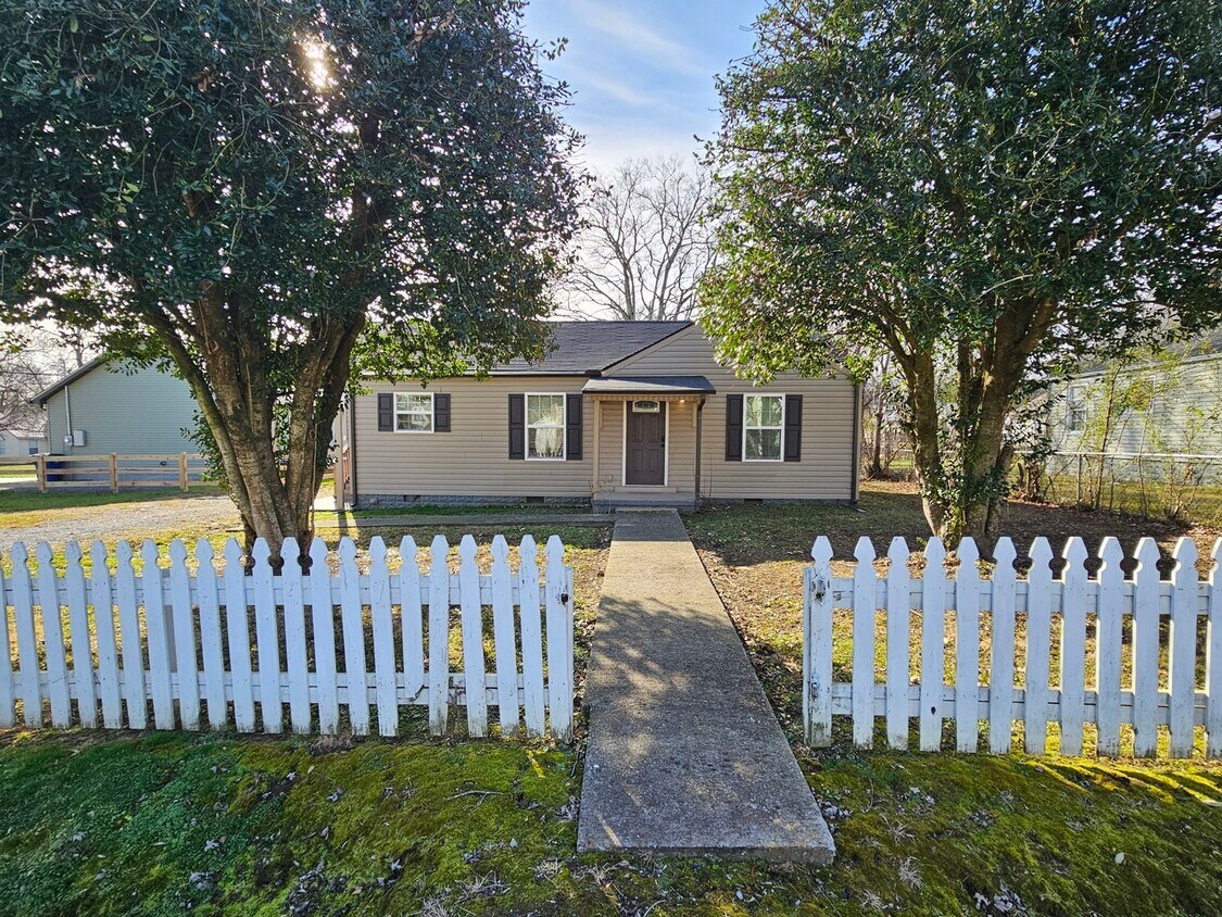 Primary Photo - Remodeled 2 Bedroom 1 Bath Home in the Hea...