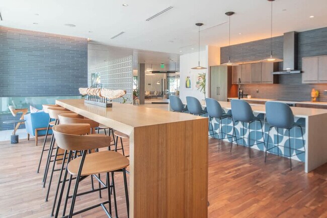 Building Photo - 1122 W 2nd St