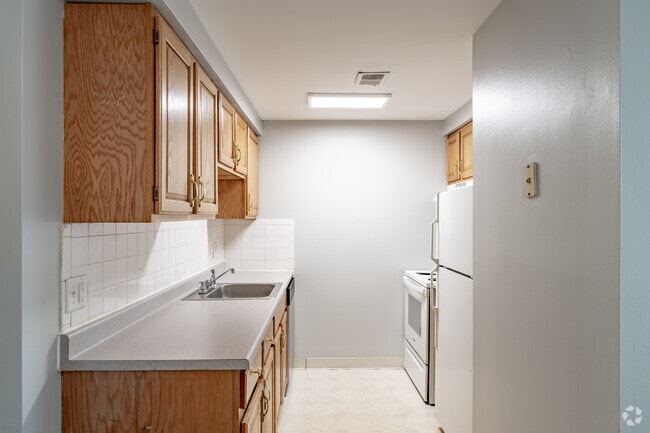 1BR, 1BA - 850SF - Kitchen - West Summerset Apartments