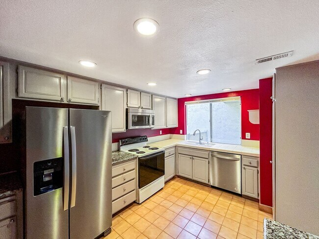 Foto del edificio - Beautiful 2BD/2.5BA Townhome W/ A/C and Attached Garage in Bay Ho!