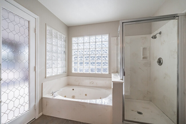 Building Photo - 3605 N Torrey Pines Dr