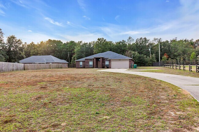 Foto del edificio - 4 bedroom and 1/2 acre lot!!