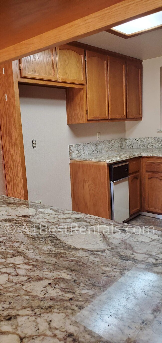 Foto del edificio - 416 Mid Pines Way