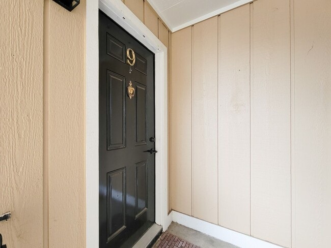 Foto del edificio - Completely renovated in the heart of Montrose. Spacious 1 bedroom 1 bath condo, upstairs corner u...