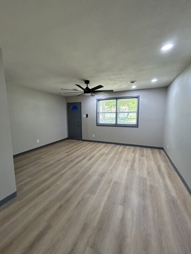 Foto del edificio - Just Remodeled! 3BR 1 1/2BA House - w/Garage!