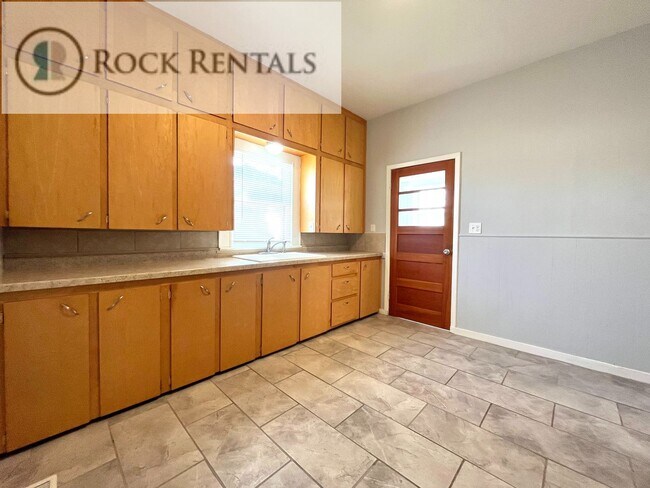 Foto del edificio - 3 Bed 1 Bath with Car Port