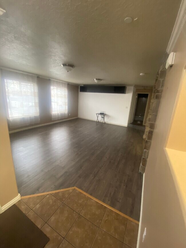 Foto del edificio - 946 West 630 South, Unit 42
