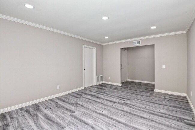 Foto del edificio - Single Story, Large Corner Lot with Pool p...