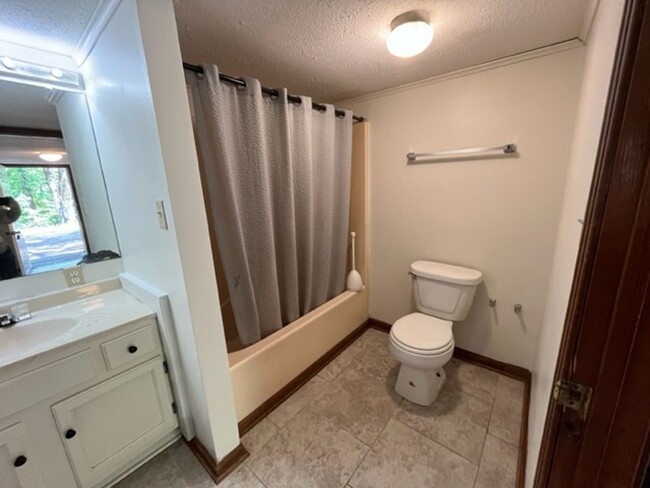 Building Photo - Renovated 1 Bedroom 1 Bath Loft for Rent!!