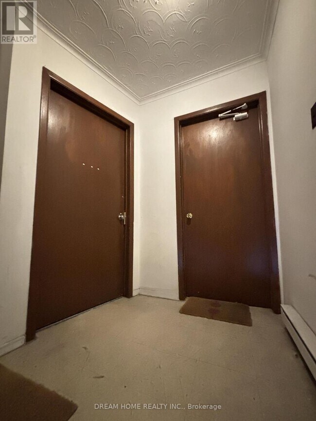 Building Photo - 400 Parliament St