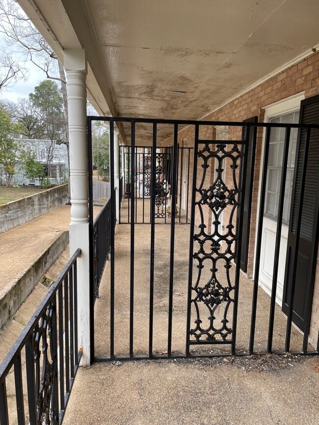 Building Photo - 910 Pinehurst Pl