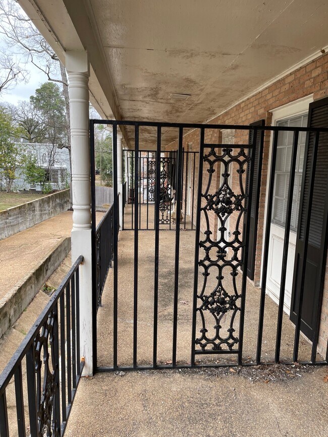 Foto del edificio - 910 Pinehurst Pl