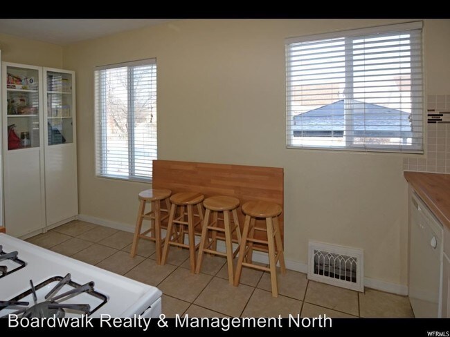 Building Photo - 152 Gwen St