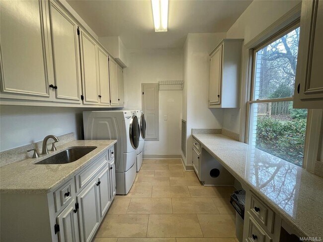 Foto del edificio - 8342 Longneedle Dr