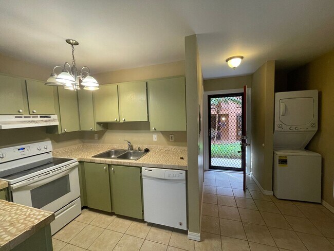 Building Photo - Unfurnished One Bedroom Available Immediately!