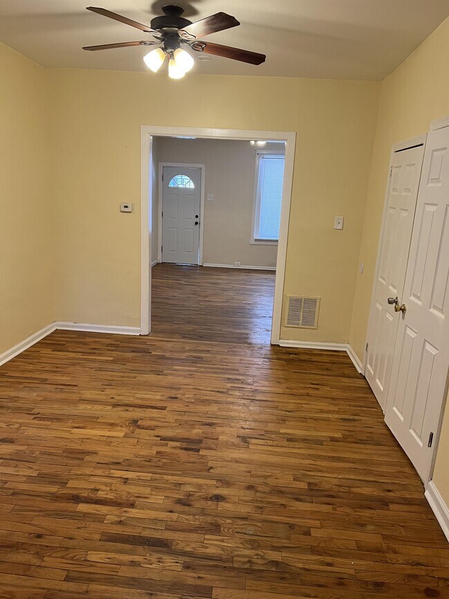 Foto del edificio - 5823 Walton Ave