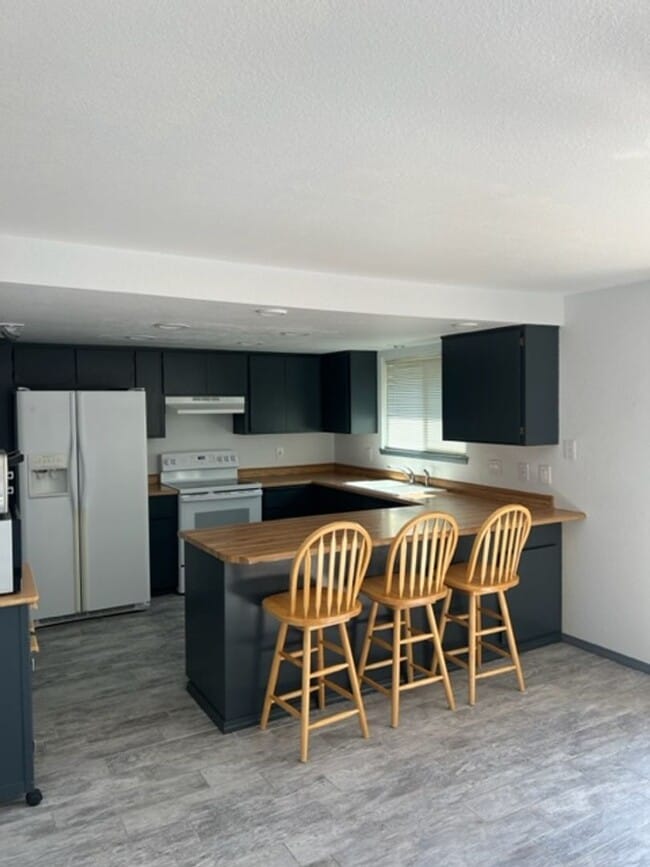 Building Photo - Move-In Ready! 3 Bedroom Home with Large Fenced Yard