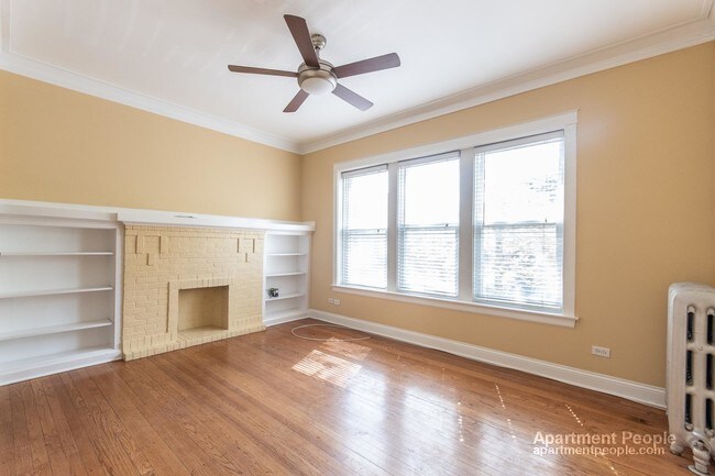 Building Photo - 2BR Andersonville Walk-up with Balcony!